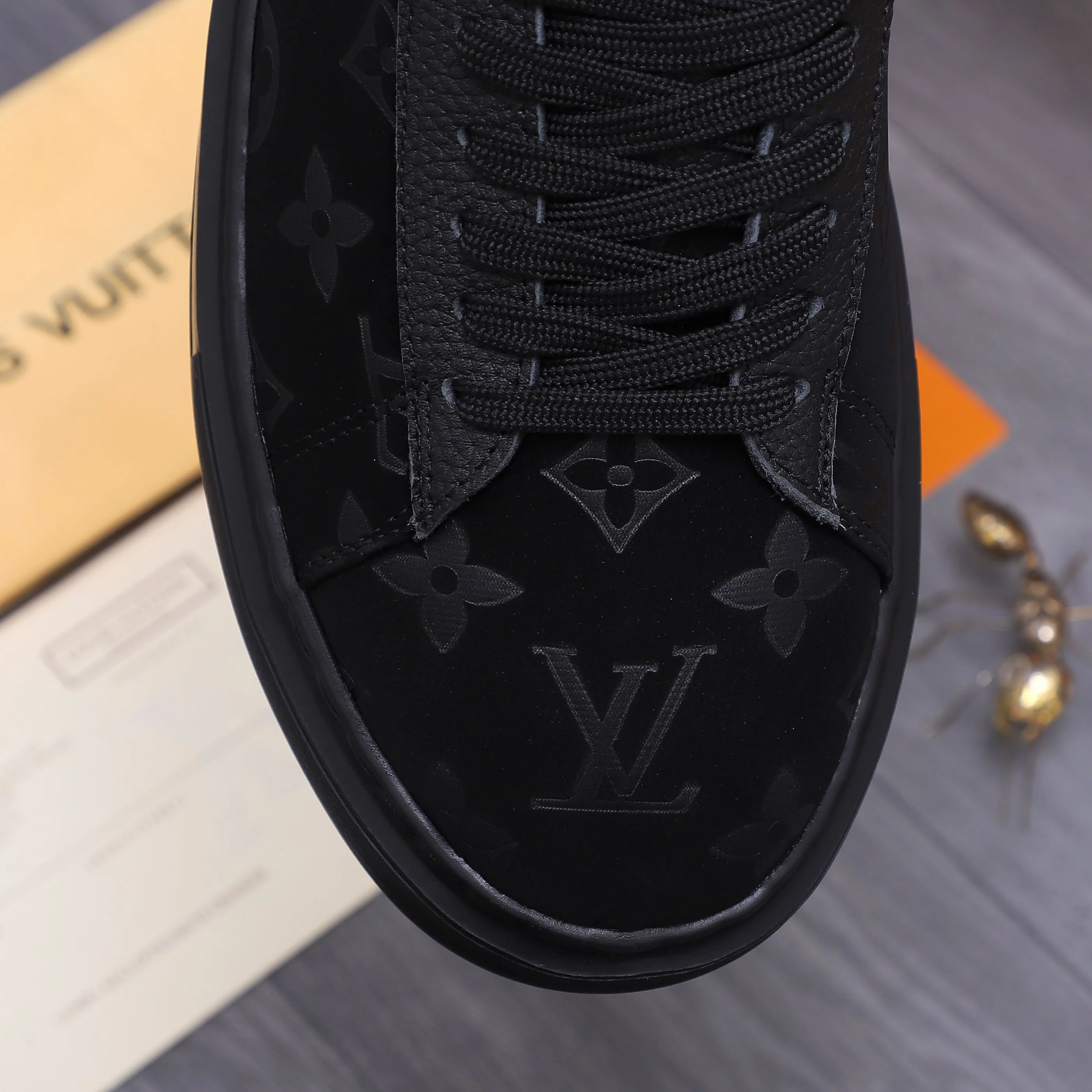 Men's shoes 💰442 Product trademark: LV [Louis Vuitton] Casual shoes True size. Size: 38-44 Product materials: Selected embossed frosted cowhide upper, sheepskin lining, cowhide insole, rubber outsole